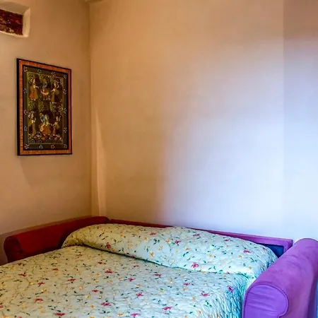 Casa Elia 6, Emma *